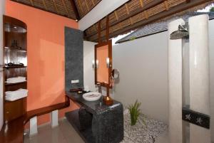 Vannituba majutusasutuses Siddhartha Oceanfront Resort & Spa Bali