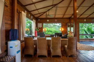 een kamer met een bar met stoelen en een tafel bij Stone Water Eco Resort in Bogmalo