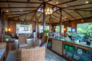 - un salon doté d'un comptoir avec des chaises et des tables dans l'établissement Stone Water Eco Resort, à Bogmalo Beach