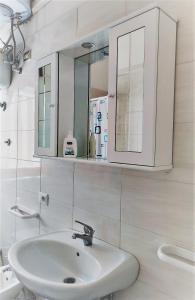 メレンドゥーニョにあるCasa vacanze in Salentoの白いバスルーム(シンク、鏡付)