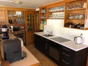 - une cuisine avec un évier et un comptoir dans l'établissement 8 bedrooms house with terrace and wifi at Haut Intyamon, à Les Sciernes d'Albeuve