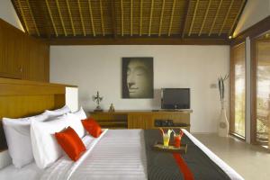 TV a/nebo společenská místnost v ubytování Siddhartha Oceanfront Resort & Spa Bali