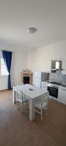 Kuchyňa alebo kuchynka v ubytovaní AngelEm Apartments + 13 fotografií