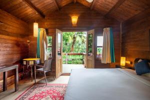 Un pat sau paturi într-o cameră la Stone Water Eco Resort