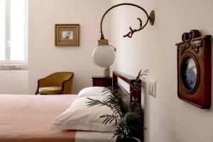 a bedroom with a bed with a mirror and a plant at Agriturismo Morani in Santa Severa