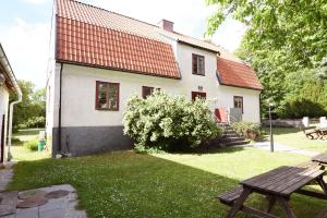 une maison avec une table de pique-nique devant elle dans l'établissement Cozy holiday home located on Gotland, à Slite