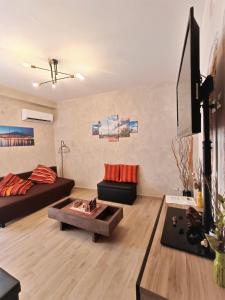 uma sala de estar com um sofá e uma mesa de centro em EtnaCiTy Guest House Apartment em Catânia