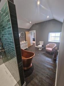 bagno con vasca e lavandino di Squirrel Cottage a Ballymena