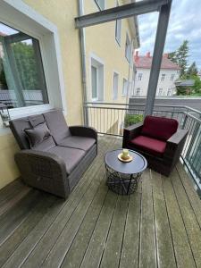 un patio avec un canapé et une table sur une terrasse dans l'établissement Zentrum & Schöne Terasse, à Graz