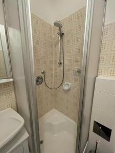 La salle de bains est pourvue d'une douche et d'un lavabo. dans l'établissement Zentrum & Schöne Terasse, à Graz
