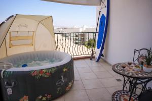ein Whirlpool auf einem Balkon mit einem Zelt in der Unterkunft two bed room apartment 5 min walk to the beach in Eilat