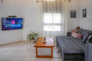 ein Wohnzimmer mit Couch und Tisch in der Unterkunft two bed room apartment 5 min walk to the beach in Eilat