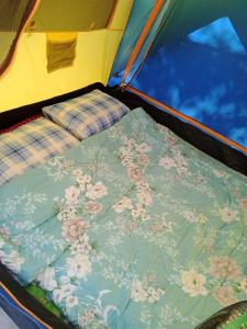 łóżko w namiocie w obiekcie แม่ป้อมโฮมสเตย์ ลานกางเต้นท์ริมโขง w mieście Ban Muang