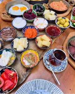 una mesa llena de diferentes tipos de comida en platos en Galata Moon Hotel, en Estambul