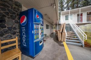 a pepsi machine in a room with a staircase at Budget Inn Bend by OYO in Bend