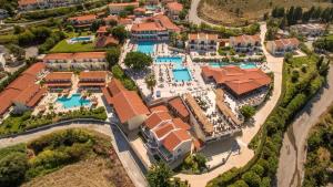 uma vista aérea de um resort com uma piscina em Aegean View Aqua Resort em Psalidi