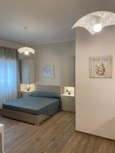 sypialnia z łóżkiem w pokoju w obiekcie Antica Dogana Apartments w mieście Terracina