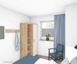 - une chambre avec un lit, une chaise et une fenêtre dans l'établissement Fewo Heck Haus Borkum Whg 1, à Hooksiel