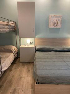 um quarto com uma cama e uma mesa de cabeceira com uma cama gmaxwell gmaxwell gmaxwell gmaxwell em Antica Dogana Apartments em Terracina