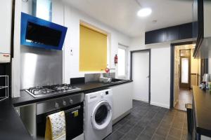 Una cocina o kitchenette en A stylish four bedroom house in wollaton