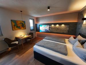 ein Hotelzimmer mit einem Bett, einem Tisch und einem Schreibtisch in der Unterkunft Wagener's Hof Apartments in Bad Wildungen