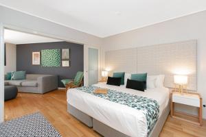 Katil atau katil-katil dalam bilik di Salt&Pepper Sanctuary - Plunge Pool Resort Apartment by uHoliday - 2BR, 1BR and Studio Hotel Room configurations available +12 gambar