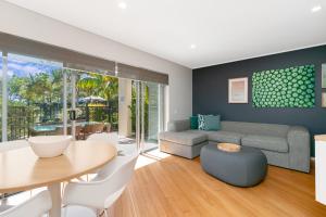 Ruang duduk di Salt&Pepper Sanctuary - Plunge Pool Resort Apartment by uHoliday - 2BR, 1BR and Studio Hotel Room configurations available