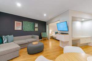 Televisyen dan/atau pusat hiburan di Salt&Pepper Sanctuary - Plunge Pool Resort Apartment by uHoliday - 2BR, 1BR and Studio Hotel Room configurations available