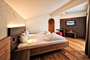 Una habitación de hotel con una cama en una habitación en Hotel Garni Lamm, en Nauders