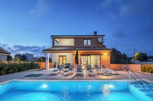 Bazén v ubytovaní VILLA Moki mit privatem beheizbarem Pool alebo v jeho blízkosti