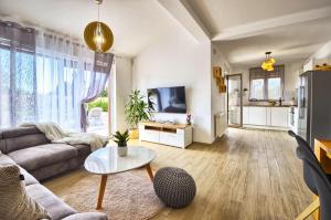 salon z kanapą i stołem w obiekcie VILLA Moki mit privatem beheizbarem Pool w Puli