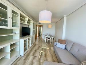 Televízia a/alebo spoločenská miestnosť v ubytovaní Mirador Poniente Beach