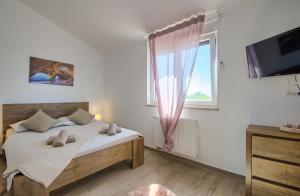 sypialnia z łóżkiem i dużym oknem w obiekcie VILLA Moki mit privatem beheizbarem Pool w Puli +37 zdjęć