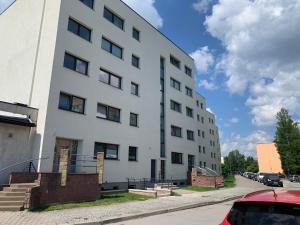 um edifício branco ao lado de uma rua em K65, Nice 1-bedroom apartment - 2 big beds em Tartu