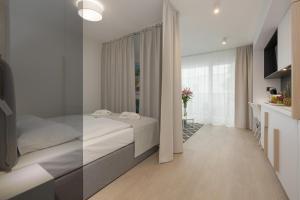 um quarto de hotel com uma cama e uma janela em Młyńska 10 by Apartamenty Nad Parsętą em Kolobrzeg
