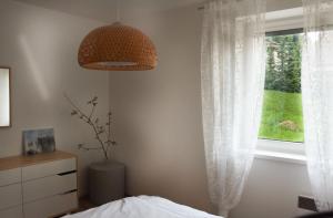 sypialnia z łóżkiem i oknem w obiekcie Štýlový apartmán v srdci Donovalov w mieście Donovaly