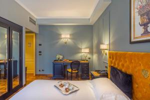 a hotel room with a bed and a desk at Grand Hotel Villa Politi in Siracusa