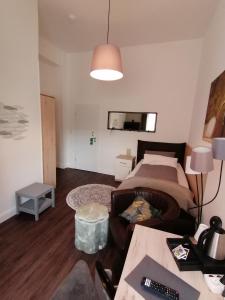 ein Wohnzimmer mit einem Bett und einem Sofa in der Unterkunft Haus Neunaber in Norderney
