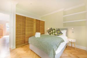 a bedroom with a bed and a large window at Stunning Two Bed Apartment RH8 in London