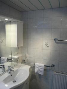 A bathroom at Ferienhof Rindler Még 37 kép