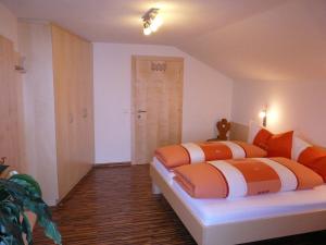 A bed or beds in a room at Ferienhof Rindler