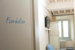 Televízia a/alebo spoločenská miestnosť v ubytovaní La Dispensa-bio agriturismo