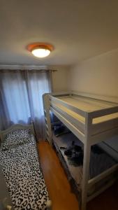 Dom wakacyjny Grabówka 18a في ميليتش: سرير بطابقين في غرفة مع سرير بطابقين