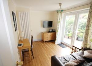 un soggiorno con un divano e una televisione di Detached House 2 Bed Sleeps 4 Parking a Fowey