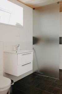 y baño con lavabo blanco y aseo. en Vesiroos Apartment, en Pärnu