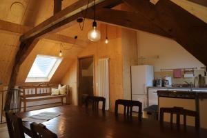 a kitchen and dining room with a table and chairs at Nengshof Ferienwohnungen Pusteblume und Butterblume in Wißmannsdorf