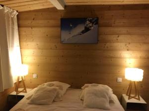 Un pat sau paturi într-o cameră la Chalet de 4 chambres avec jardin et wifi a La Lechere a 1 km des pistes