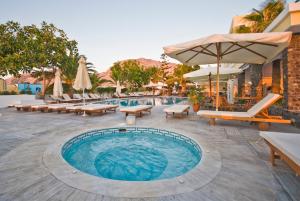 Piscina di Makarios Hotel o nelle vicinanze