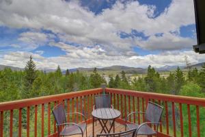 un patio con tavolo e sedie su un ponte di Prospector Point E 4Br 3,5Ba townhouse a Frisco