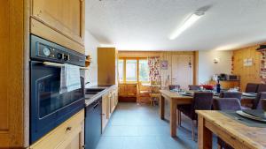 Kuchyňa alebo kuchynka v ubytovaní Chalet des Alpes NATURE & MOUNTAIN by Alpvision Résidences